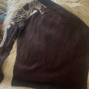 Chic Off-the-Shoulder Sweater in Brown with White Design